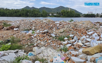 Khu đất ven sông Cái Nha Trang vừa dọn dẹp, xe tải lại chở xà bần đến đổ