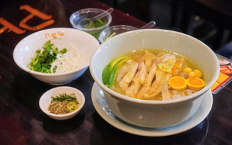 Một tô phở Việt có thể kể gì với du khách nước ngoài?