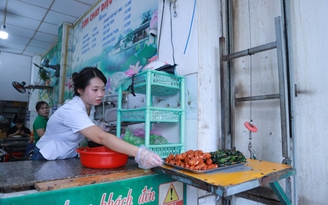Tiền thuê mặt bằng tăng 5 lần, quán cơm chay 'thang máy' ở TP.HCM vẫn bán 15.000 đồng/phần