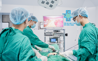 Trì nặng bụng dưới, người phụ nữ phát hiện khối u buồng trứng 13 cm