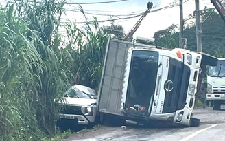 Xe tải lật đè ô tô trên đèo Phú Sơn, 1 người tử vong