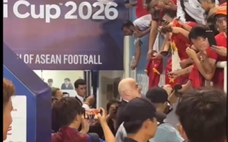 Chủ tịch FIFA bắt tay Thành Chung chúc mừng, ký mỏi tay tặng CĐV Việt Nam