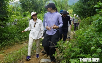 Đại sứ Mỹ băng rừng đến hiện trường tìm kiếm quân nhân mất tích tại Quảng Trị