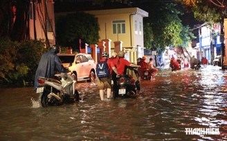 Hà Nội mưa lớn, nhiều tuyến đường ngập nước, xe chết máy hàng loạt