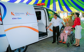 Trung tâm Y tế Phú Vang được Kim Oanh Group tặng xe cứu thương gần 1 tỉ