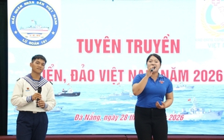 Hàng trăm tân sinh viên mang tình yêu biển, đảo đến Vùng 3 Hải quân
