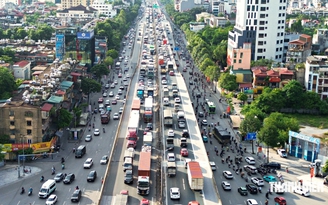 Đường phố Hà Nội ùn tắc nghiêm trọng, dòng xe nhích từng mét trên cao tốc