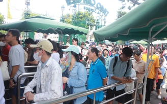 20.000 lượt khách đến Thảo Cầm Viên, nhiều gia đình mang đồ ăn chơi cả ngày