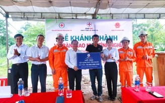 Công ty Điện lực Quảng Trị bàn giao 2 nhà tình nghĩa