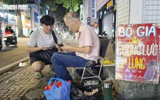 'Bố già dán cường lực' ở TP.HCM: Tiệm lớn đầy đường, khách vẫn tìm đến