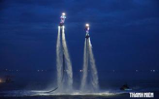 Mãn nhãn xem 'phi hành gia' thắp sáng biển Quy Nhơn bằng flyboard