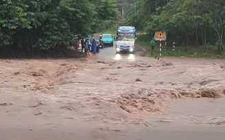 Mưa lớn ở miền núi Quảng Trị, nước lũ tràn qua đường gây ngập sâu
