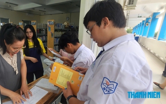 TP.HCM bắt đầu phát sách giáo khoa, trường có đủ, trường đến tháng 10