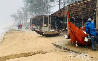 Bờ biển Mỹ Thủy bị xâm thực sâu gần 10 mét vì sóng lớn