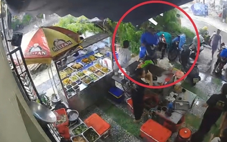 Cây xanh bật gốc đổ vào quán cơm đúng giờ đông khách, đè trúng người đi xe máy