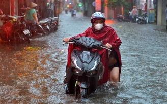 Áp thấp nhiệt đới tiến gần đất liền, gây mưa dữ dội cho miền Bắc, miền Trung