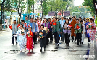Hàng ngàn người mặc áo dài, áo bà ba, kimono, happi… diễu phố Cần Thơ