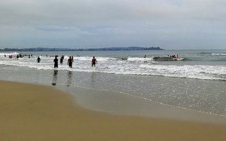 Cứu 3 người bị đuối nước khi tắm biển Mỹ Khê