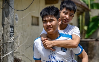 Đôi bạn trong câu chuyện 10 năm cõng bạn đến trường bây giờ ra sao?