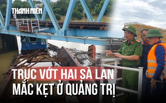 Vụ 2 sà lan mắc kẹt chân cầu Mỹ Chánh: Huy động 4 phao lớn và máy xúc trục vớt thế nào?