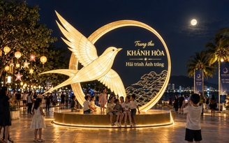 Dàn mascot khổng lồ cao trên 4 m trong đêm hội trung thu ở Nha Trang