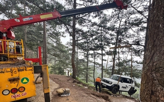 Ô tô 4 chỗ bất ngờ trôi xuống đồi thông cạnh đèo Prenn