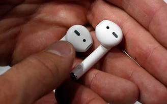 Vì sao một số người thích đeo AirPods ngược?