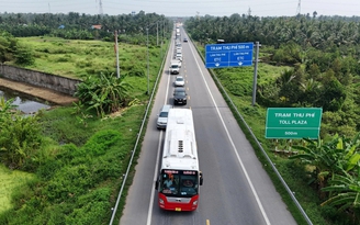 Va chạm xe tải và xe cứu thương trên cao tốc, 4 người bị thương