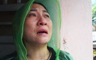 Mưa lớn kéo dài: Xót xa nhìn nhà bị hư hỏng