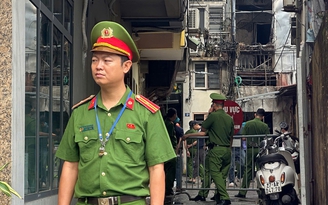Công an phong tỏa hiện trường ngôi nhà xảy ra hỏa hoạn khiến 5 người chết Công an phong tỏa hiện trường ngôi nhà xảy ra hỏa hoạn khiến 5 người chết