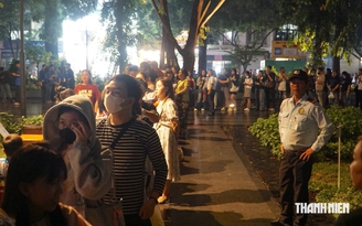 Bên trong gần kín chỗ, bên ngoài vẫn xếp hàng chờ xem Nghĩa tình Phương Nam
