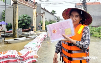 Xóm nhỏ ngoại thành Hà Nội ngập sâu, người dân mang sổ đỏ chạy lũ