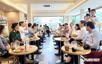 Lãnh đạo một phường ở TP.HCM ra quán cà phê nghe dân góp ý