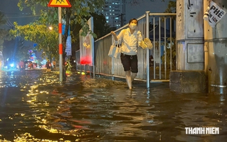 TP.HCM mưa lớn tối qua: 'Cả tiếng rồi chưa qua được đường ngập'