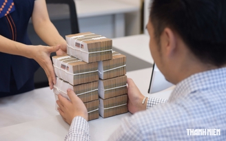 Lãi suất tiết kiệm neo cao, hút tiền vào ngân hàng