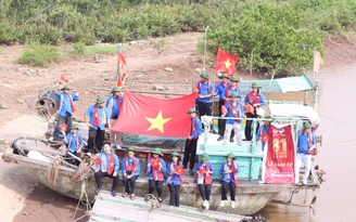 Độc đáo Lễ chào cờ 'Tôi yêu Tổ quốc tôi' trên thuyền đánh cá