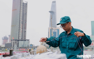 Pháo hoa mừng Quốc khánh ở sông Sài Gòn tạo hình cây tre, vận hành tự động