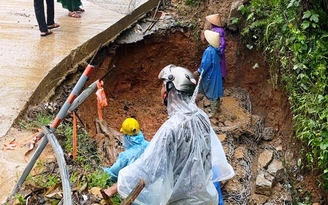Chân đèo Liêu ở Đà Nẵng bị sạt lở do mưa lớn