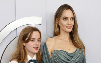 Con gái út Angelina Jolie và Brad Pitt tự mưu sinh, bán tranh tại hội chợ