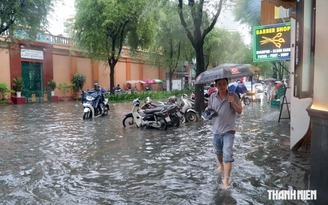 Trung tâm TP.HCM ngập lênh láng ở nhiều tuyến đường trong cơn mưa lớn chiều nay