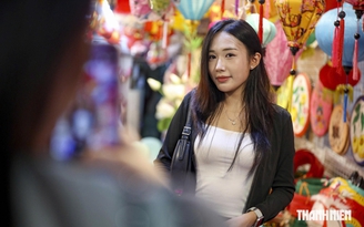 Phố Hàng Mã bất ngờ thông thoáng, khách tha hồ tạo dáng