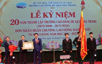 Trường cao đẳng Du lịch Nha Trang nhận Huân chương Lao động hạng nhất