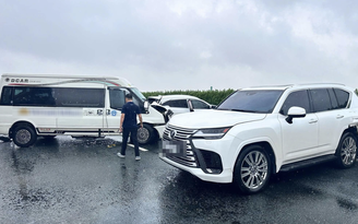 Tạm giữ tài xế xe Lexus dừng đột ngột trên cao tốc gây tai nạn liên hoàn
