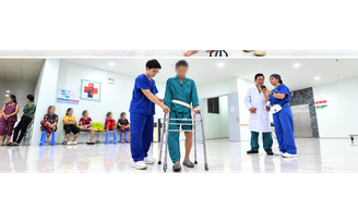 Bác sĩ Mỹ mang lại bước chân mới cho bệnh nhân nghèo tại Bệnh viện Tân An