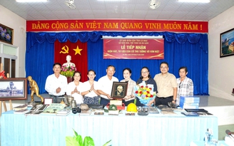 Trao tặng nhiều tư liệu quý về cố Thủ tướng Võ Văn Kiệt cho Cà Mau Trao tặng nhiều tư liệu quý về cố Thủ tướng Võ Văn Kiệt cho Cà Mau
