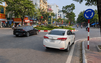 Vào vòng xuyến, nhường xe bên trái hay bên phải mới đúng luật?