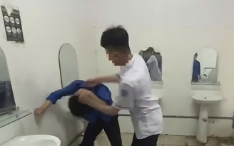 Nam sinh bị bạo hành gãy xương mũi, nhà trường đề nghị công an vào cuộc Nam sinh bị bạo hành gãy xương mũi, nhà trường đề nghị công an vào cuộc