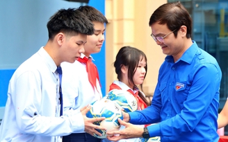 Ban Bí thư T.Ư Đoàn dự khai giảng và trao những phần quà ý nghĩa