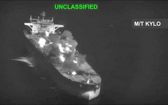 Iran nói đã tấn công tàu sân bay Mỹ, cảnh báo tàu thuyền ở eo biển Hormuz