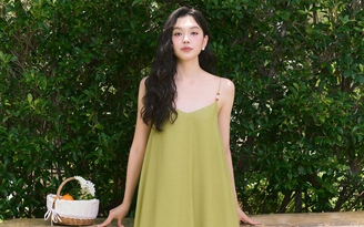 Xuống phố nhẹ tênh cùng đầm hai dây